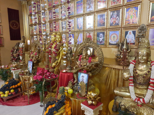 Поднесение санкальпы на пуджу в Шива Према Сагар ашраме