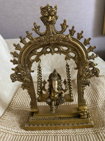 Ганеша на качелях