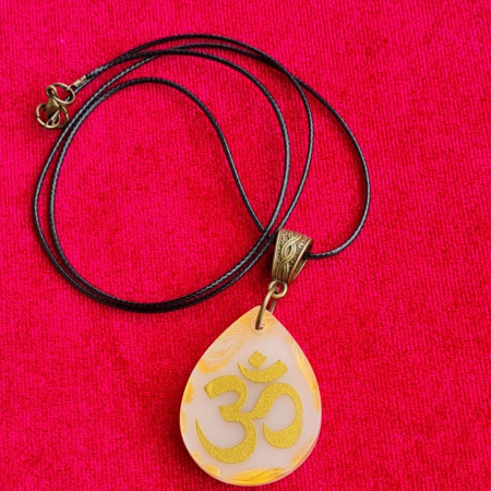 Кулон с ОМ желтый